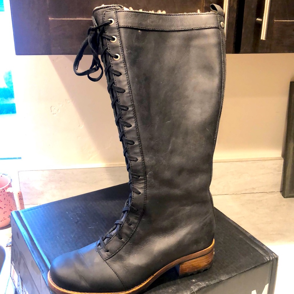 UGG 5517 Black lace-up leather boots